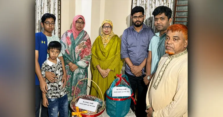 শিক্ষকের কাছে প্রধানমন্ত্রীর উপহার তুলে দেয়ার মুহূর্ত